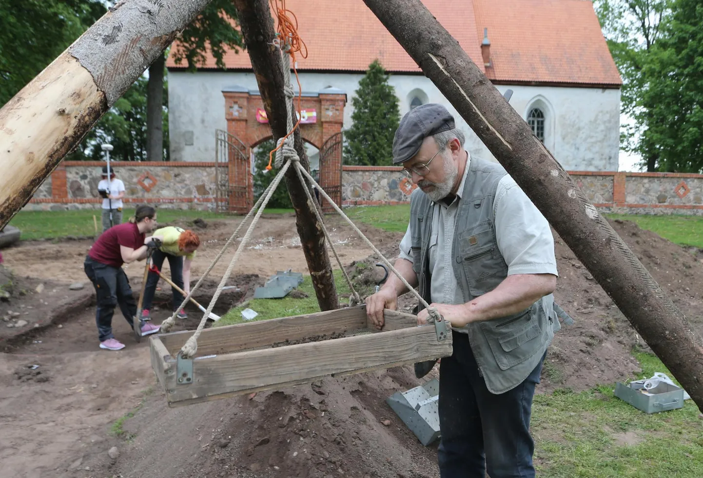 Arheoloog Heiki Valk sõelus reedel Nõo Püha Laurentsiuse kiriku juures mulda, et leida üles ka kõige pisemad mündikesed, mis on tema sõnul sageli need kõige huvitavamad.