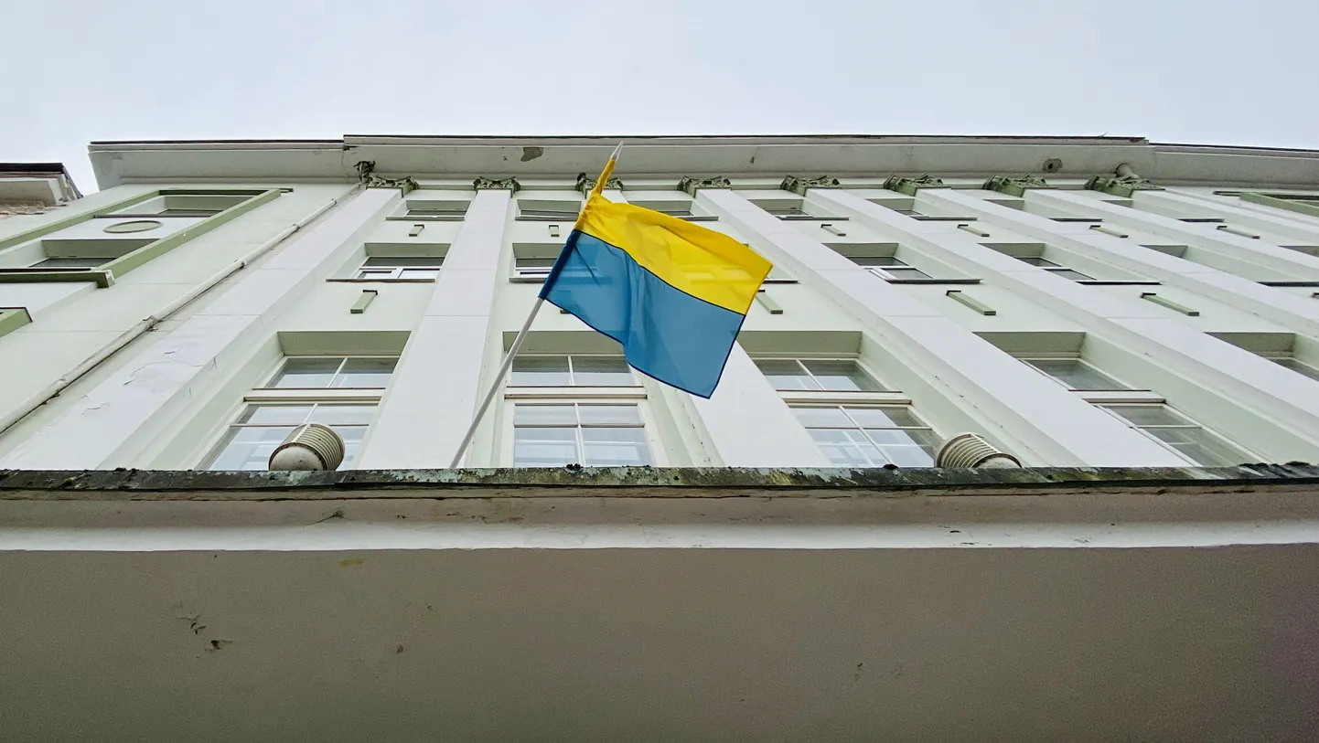 Lipp on Narva linnavolikogu hoonele tõmmatud ka e-istungi ajaks.