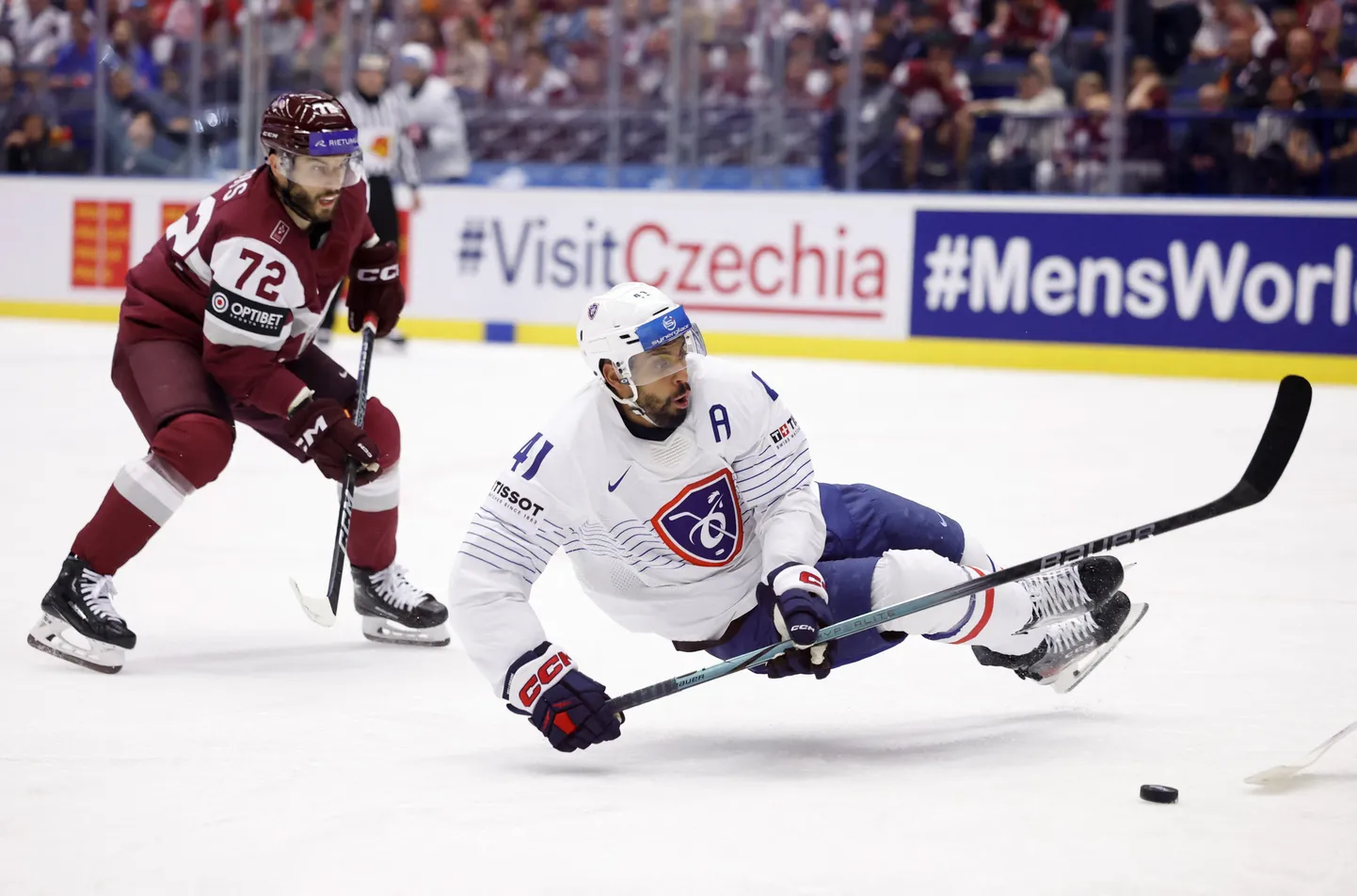 Pjērs Eduārs Belmārs pret Latvijas hokeja izlasi olimpiskajā kvalifikācijas turnīrā 2024. gadā.