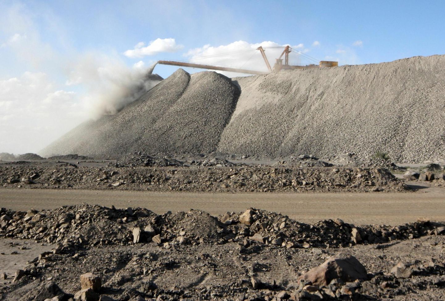 Haruldaste muldmetallide kaevandamisega tegelev Bayan Obo kaevandus Hiinas Sise-Mongoolias. 
