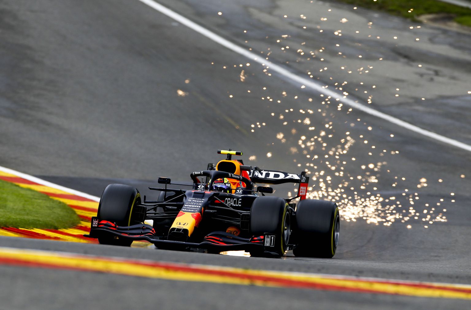 Vormel pritsis sädemeid, sest põhi põrkas vastu rada. Sergio Perezi juhitav Red Bulli vormel Spa ringrajal.