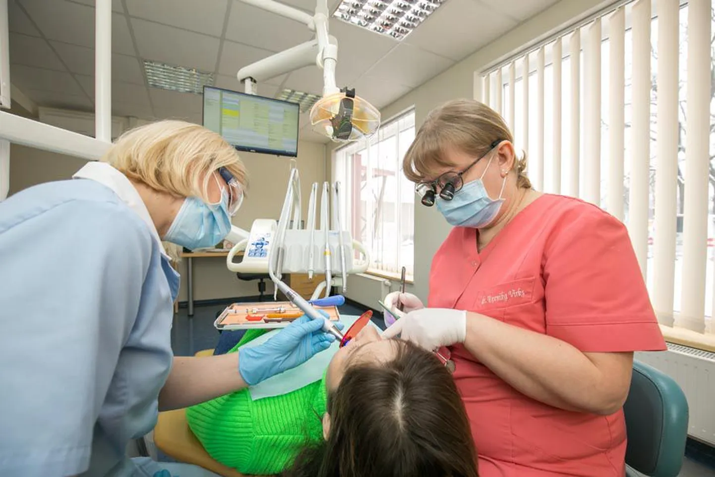 Hambaarst Reenika Virks ja tema abiline Jaana Peterson tööhoos.