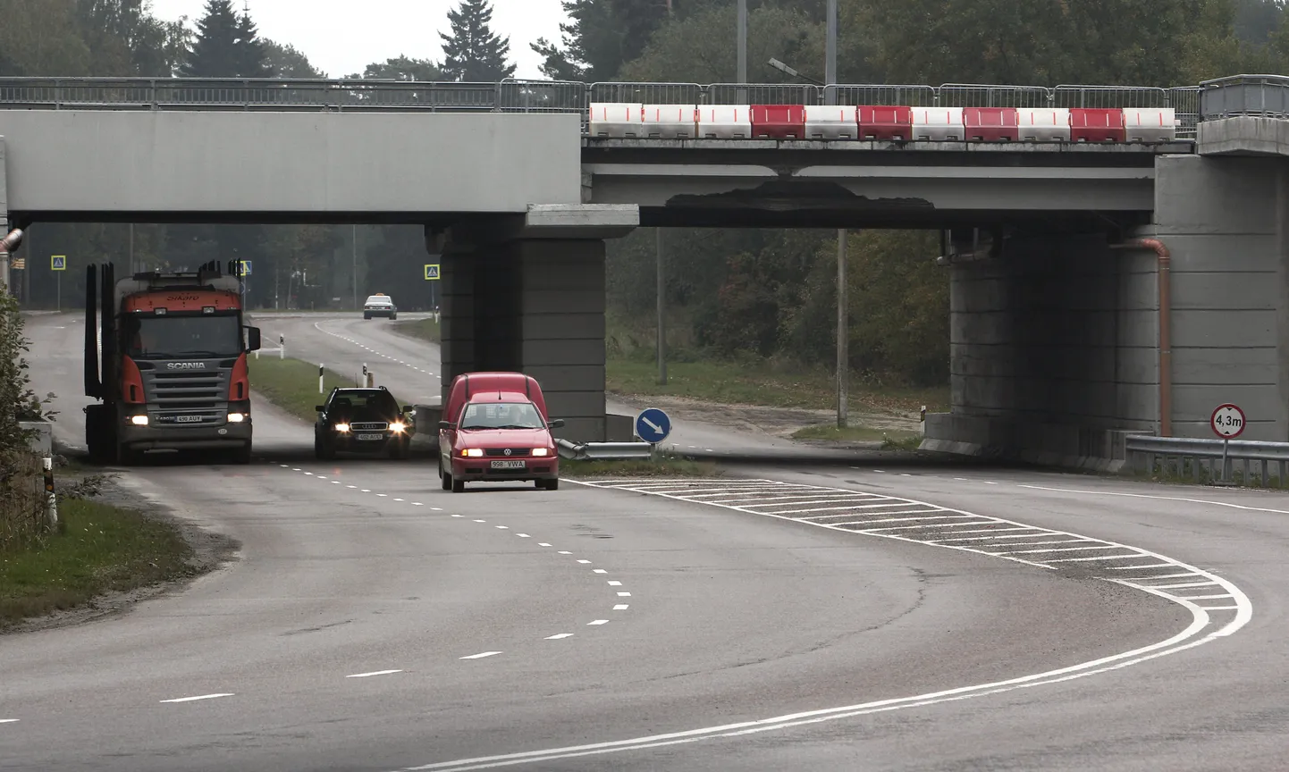 Vastremonditud Papiniidu sild sai kannatada 16. juulil toimunud liiklusõnnetuses, milles sillale sõitis sisse ujuvekskavaatorit vedanud treiler.