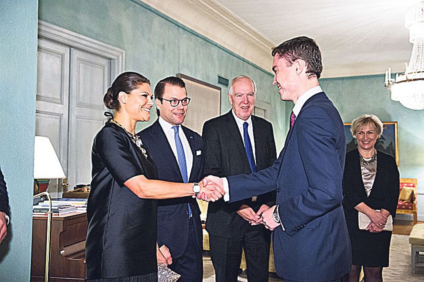 Salongis: Rootsi kroonprintsess Victoria ja prints Daniel tervitavad peaminister Taavi Rõivast. Kõrval Rootsi suursaadik Anders Ljunggren.