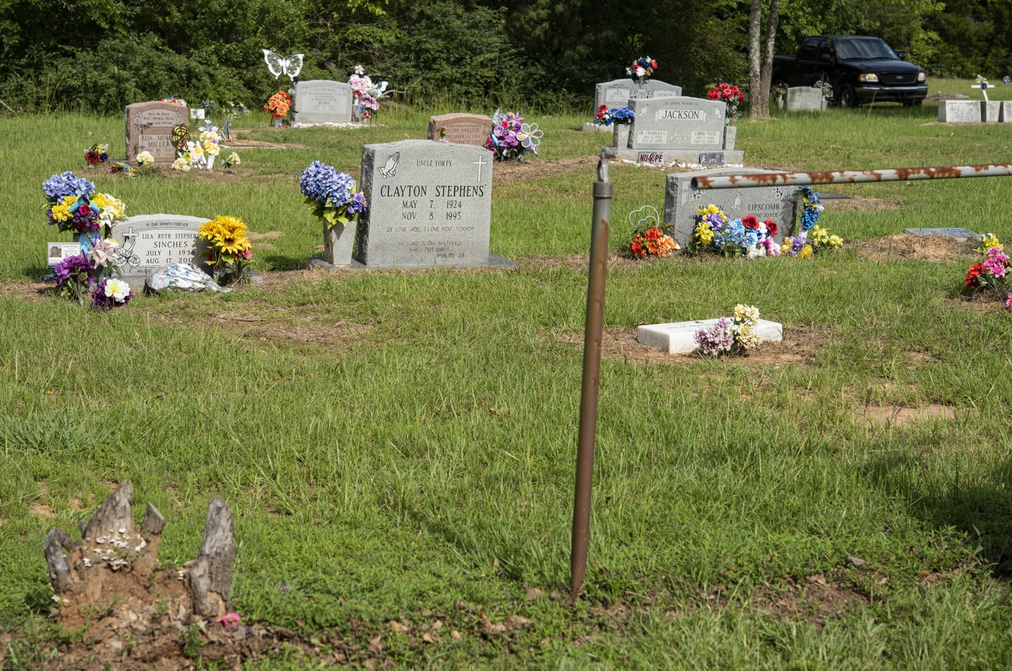 1940. aastate lõpus ja 1950. aastatel oli USA lõunaosariikides tavaline, et surnuaiad olid segregeeritud ning Texases asuv Mineola linn eemaldas alles läinud suvel tara, mis eraldas valgenahaliste ja mustanahaliste hauaplatse.
