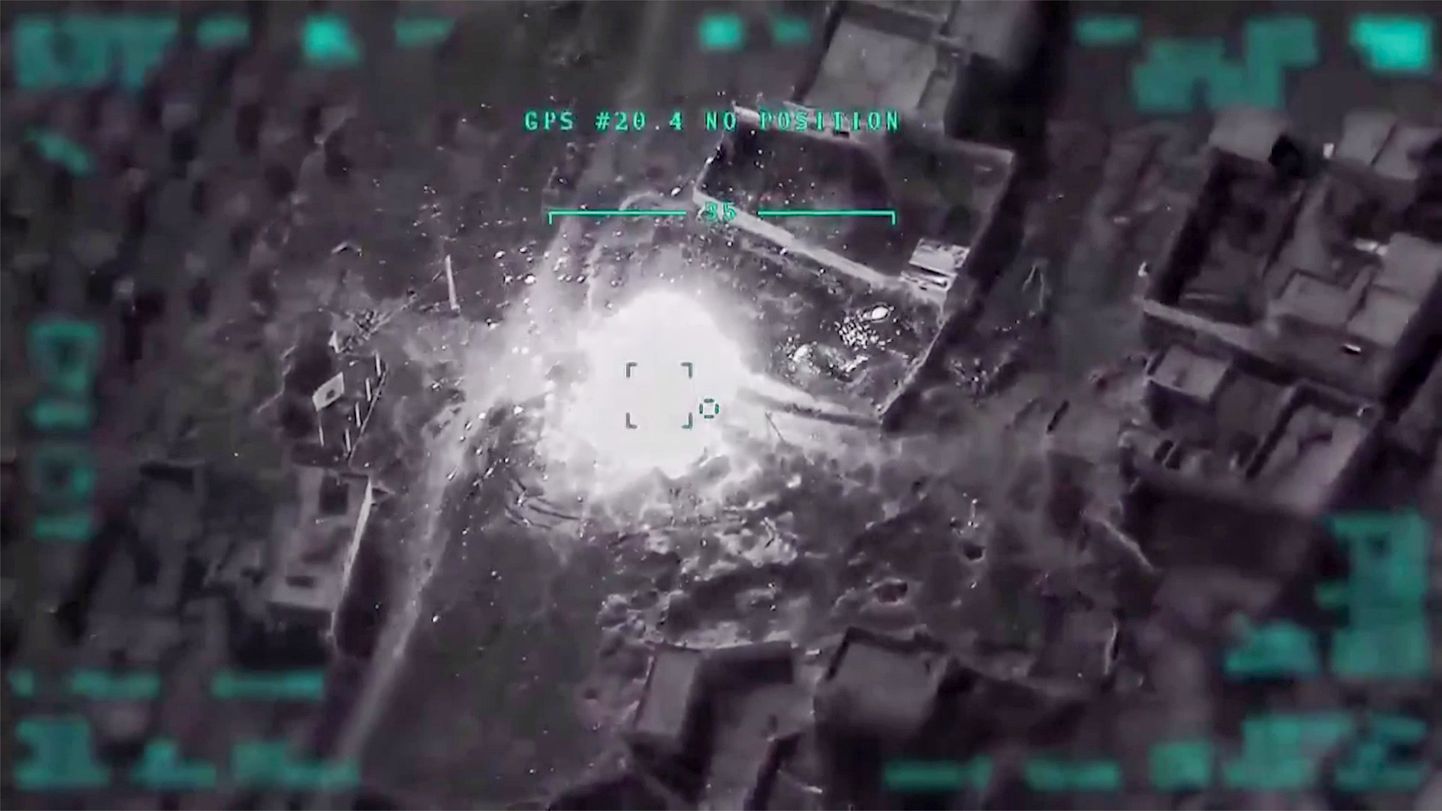 Kaader Türgi kaitseministeeriumi videost, mis kujutab õhulööki Süüria sõjaväeobjekti pihta.