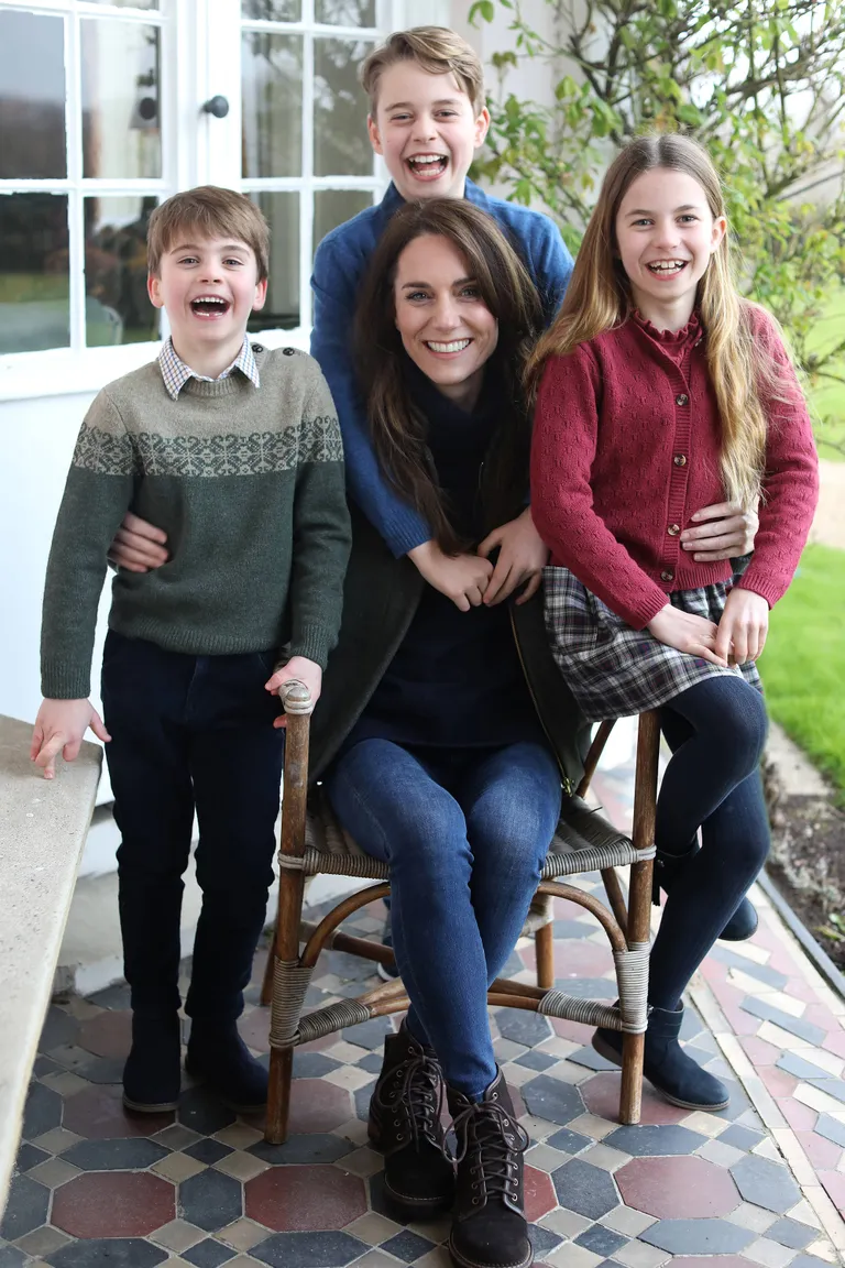 Кейт Миддлтон с детьми Джорджем, Шарлоттой и Луи.