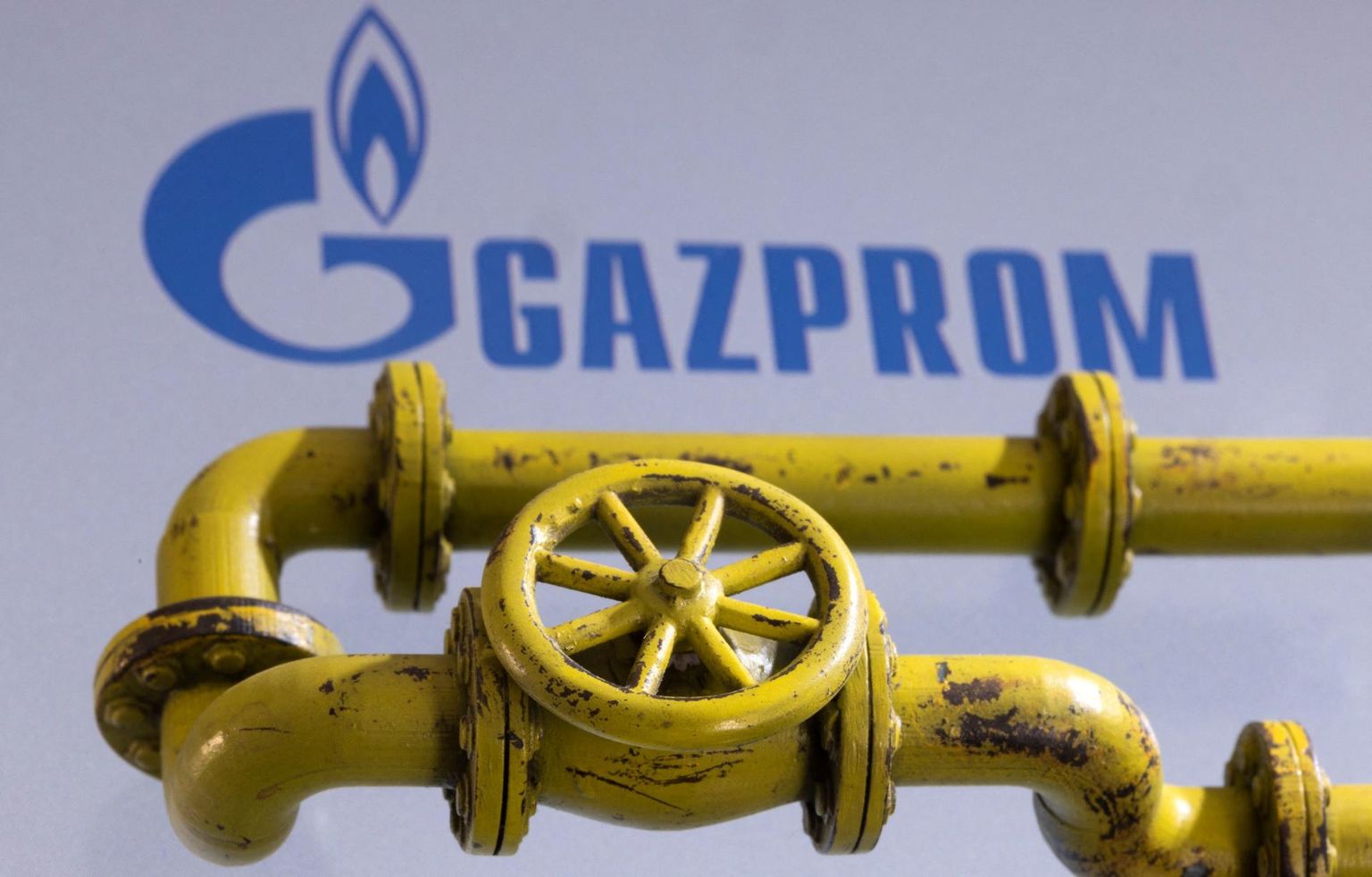 Maagaasitorud Gazpromi logoga. Pilt on illustreeriv.