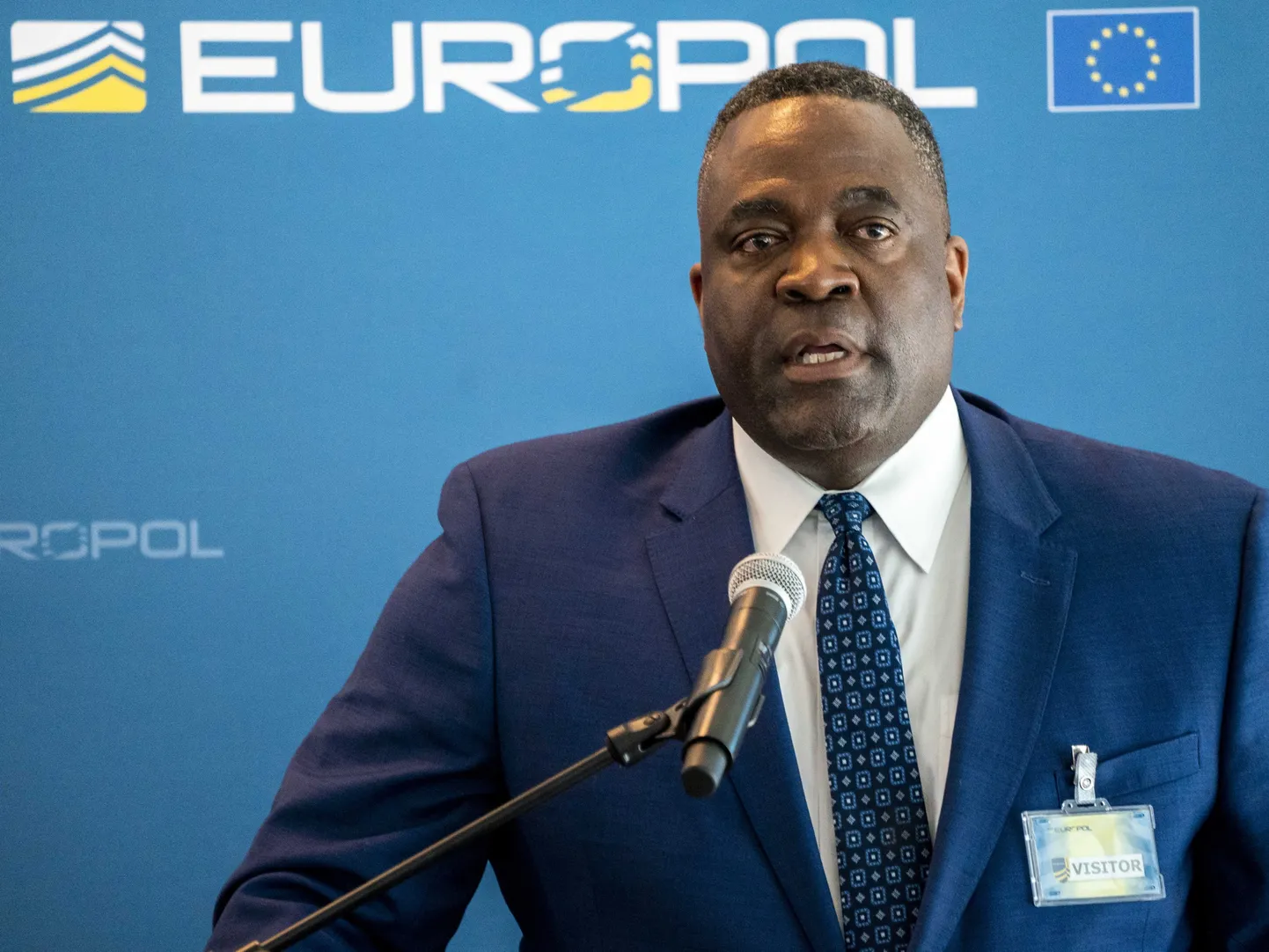 FBI asedirektor Calvin Shivers pressikonverentsil Europoli peakorteris.