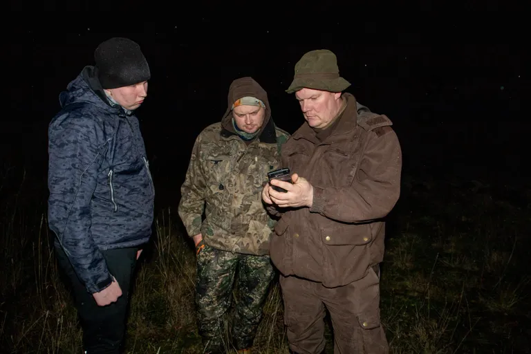 Aigar Kalde (paremal) tõdeb, et mida kehvem on ilm, siis seda tõenäolisem on näha röövpüüdjaid.