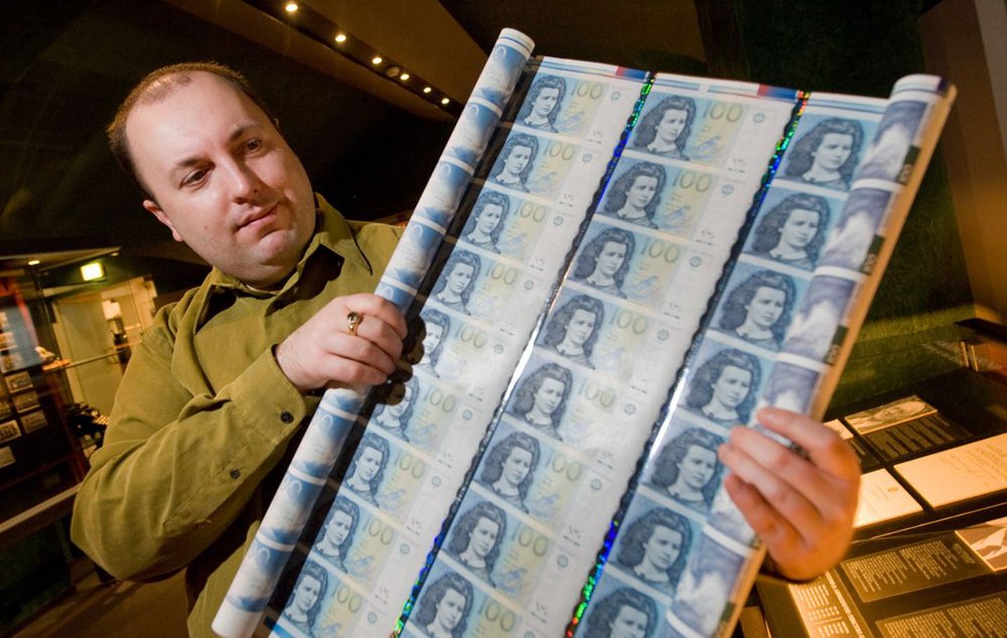 Numismaatik Kaimar Ilves kinnitab, et osa internetimüüjatest ostab Eesti Pangast rahatähtede poognad, lõikab raha ise välja ja väidab selle olevat viltuste servade tõttu haruldase rahatähe.