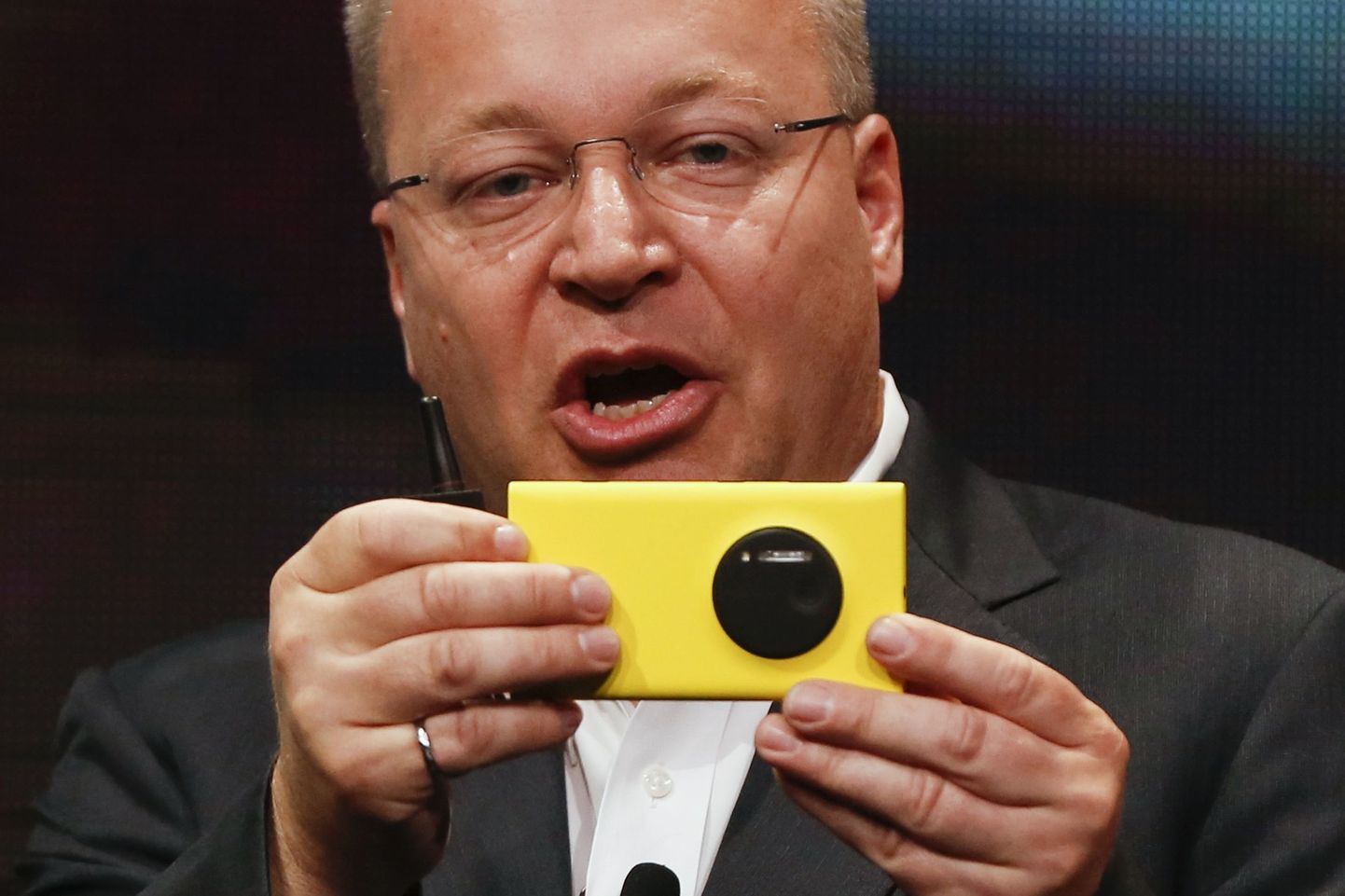 Nokia tegevjuht Stephen Elop demonstreeris eelmisel nädalal uut nutifoni Lumia 2010.