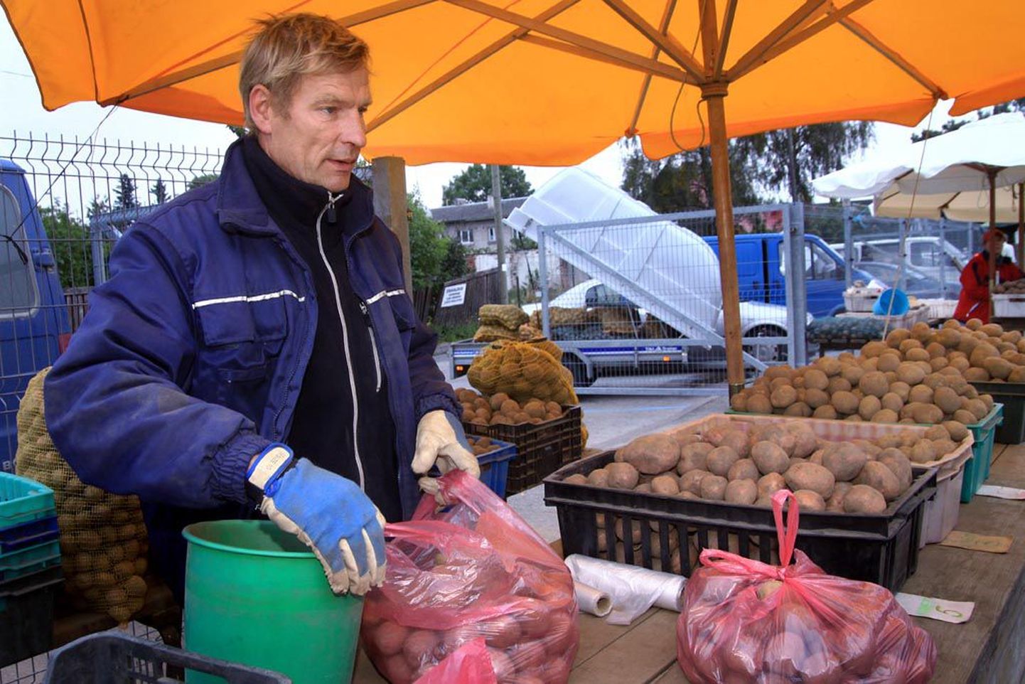 Pärnu Vanal turul kartulitega kauplev Tori valla Käsna talu peremees Uno Mihkelstein rääkis, et korraga suures koguses kartuleid osta tuleb kliendile soodsam.