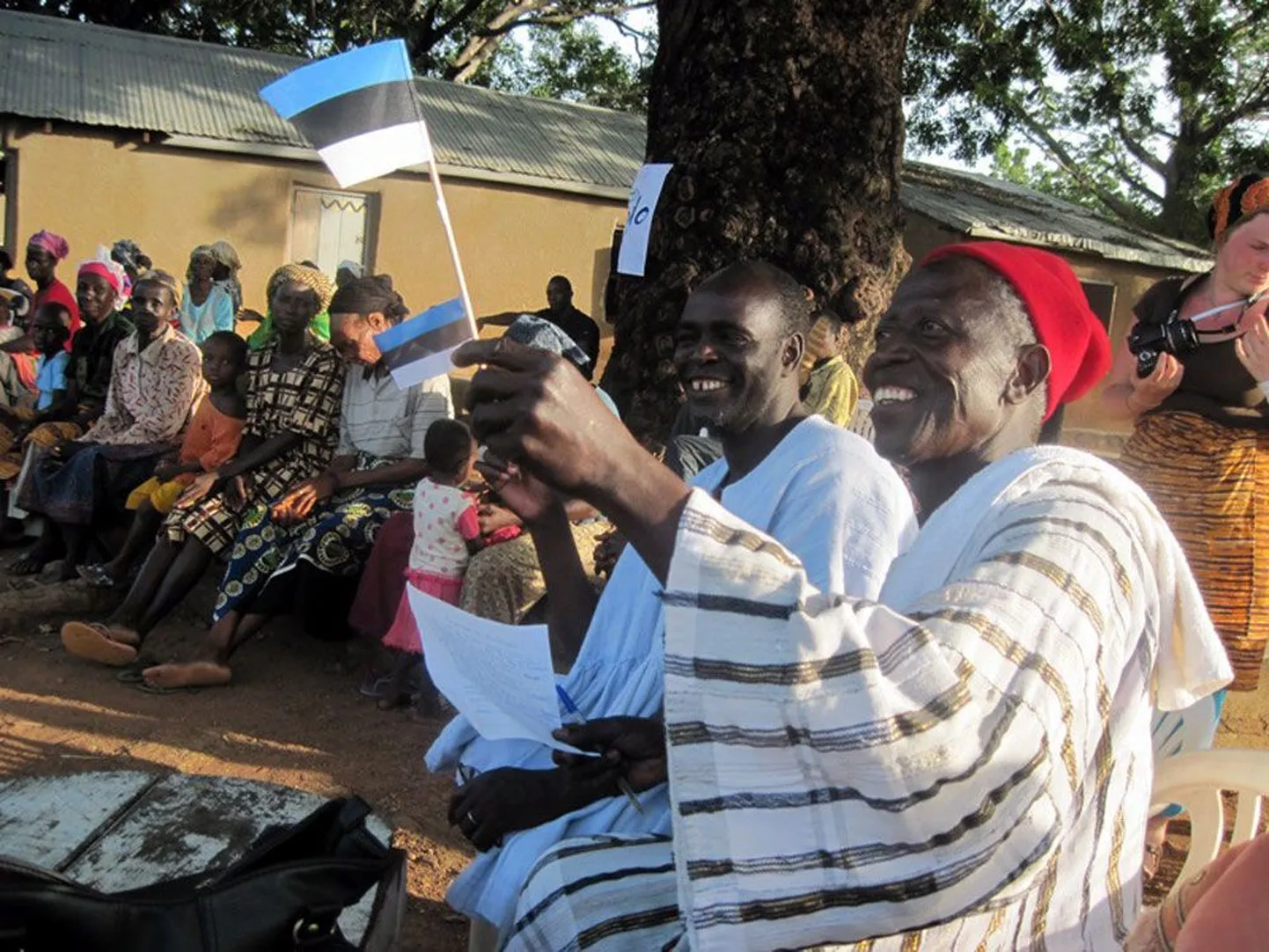 Rahulolu, et eestlased Ghanas Kongo külaga koostööd teevad, peegeldub Eesti lippu käes hoidva külavanema näost. Äsja oli külanõukogu koosolekul teatavaks saanud, et ühe kauge maa inimesed on valmis toetama 52 õpilase kooliminekut.