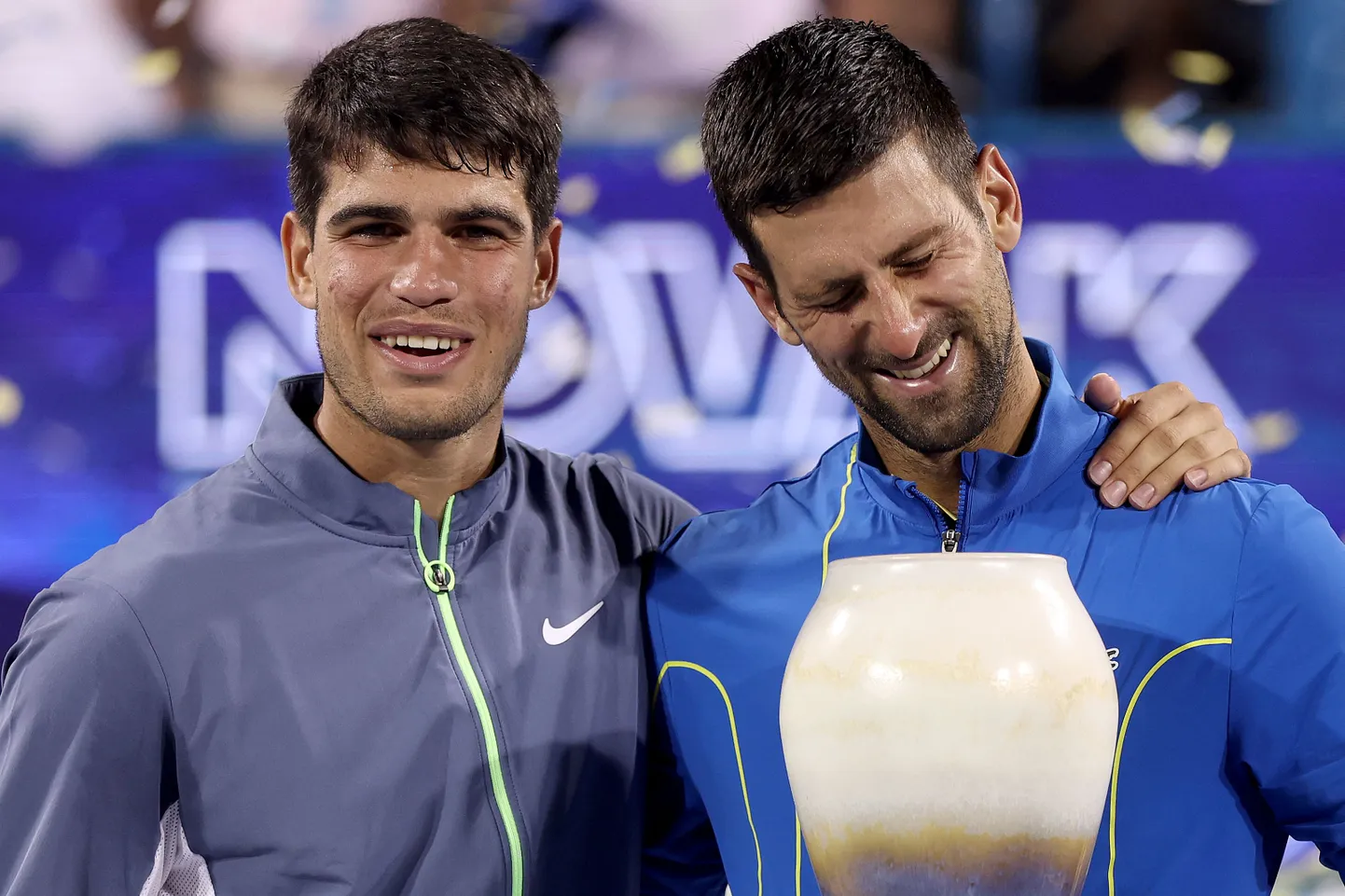 Carlos Alcaraz (vasakul) ja Novak Djokovic.