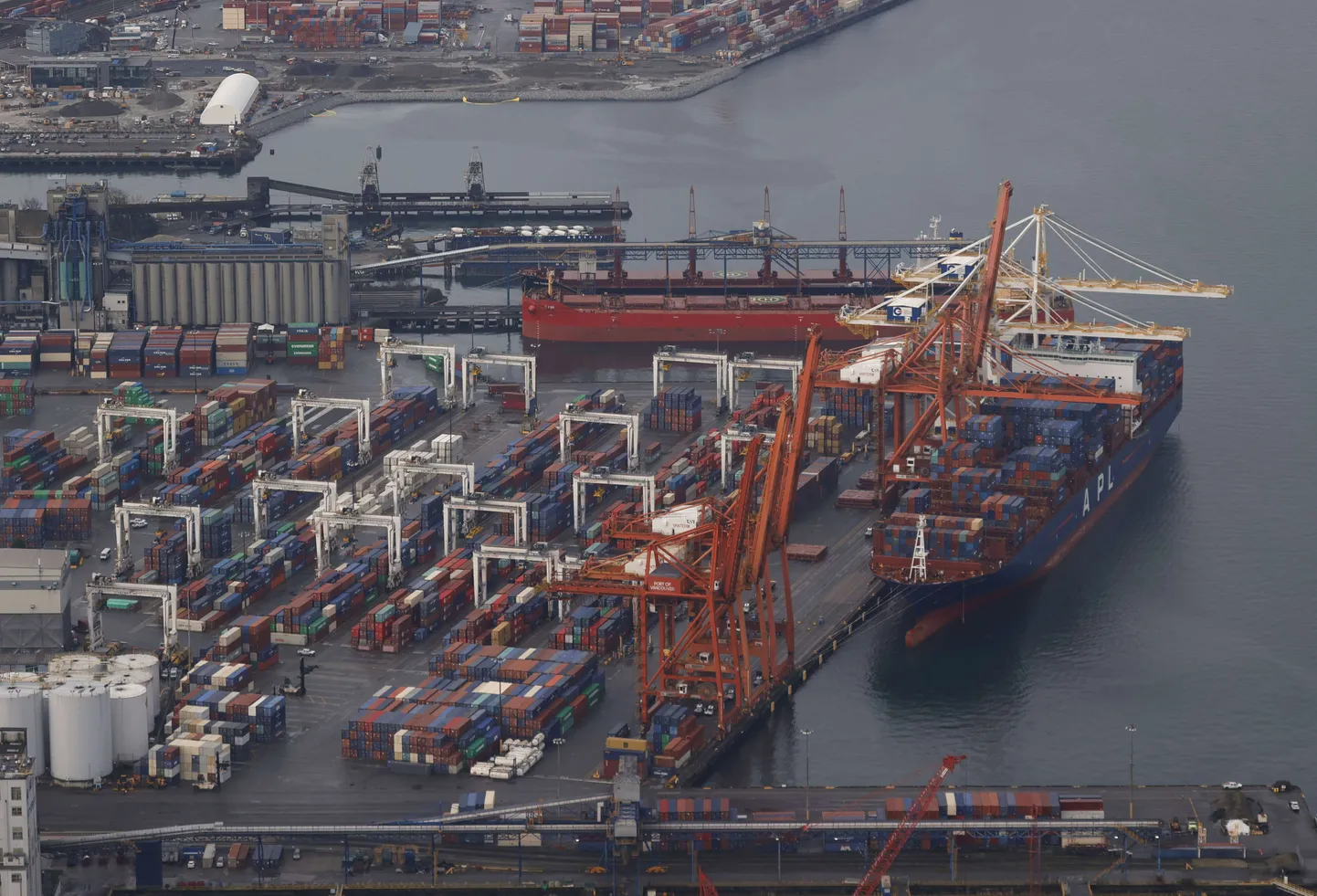 Port Vancouver Briti Columbias Kanadas. Konteinerid kuhjuvad, laevad ootavad reidil lossimist.