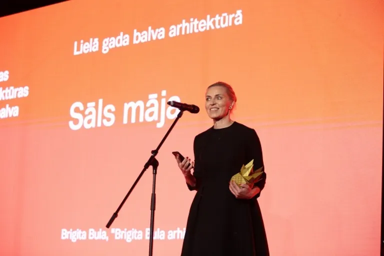 Arhitekte Brigita Bula ar saņemot Latvijas Arhitektūras Lielo gada balvu par projektu "Sāls māja". 2019. gads. 