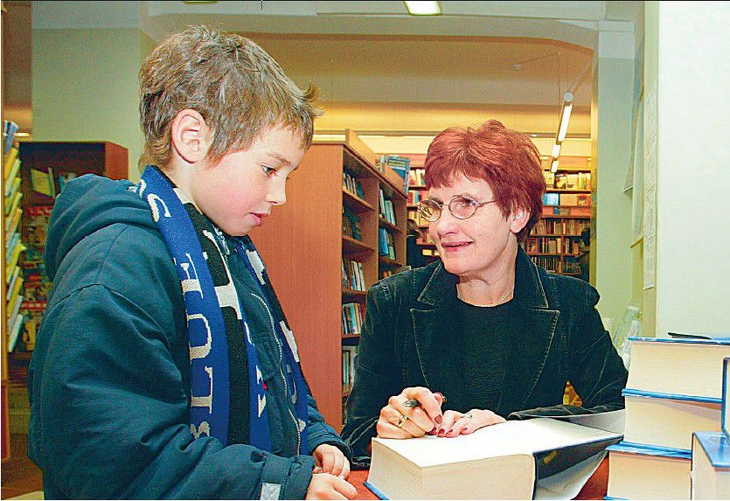 Kohtumine fänniga: aasta 2003, viies Potter, Apollo raamatupood. Tõlkija Krista Kaer signeerib toona 8-aastase Oskari raamatut.