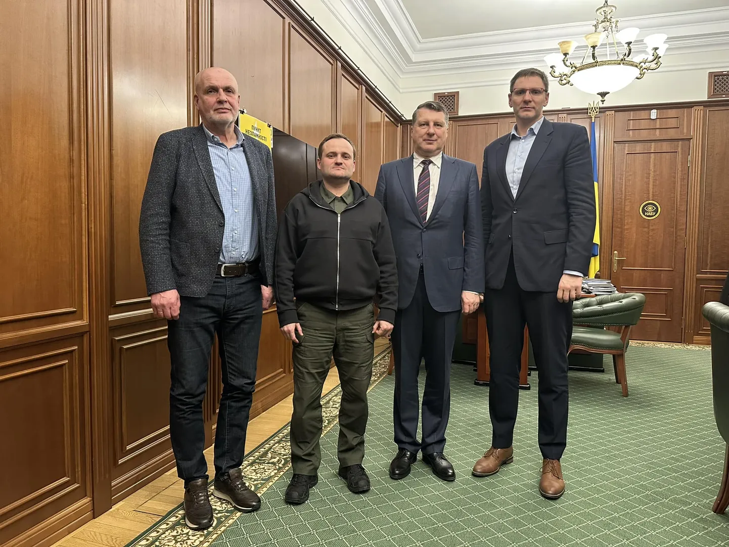 Kaspars Cipruss (no labās) un Raimonds Vējonis vizītes laikā Kijivā.