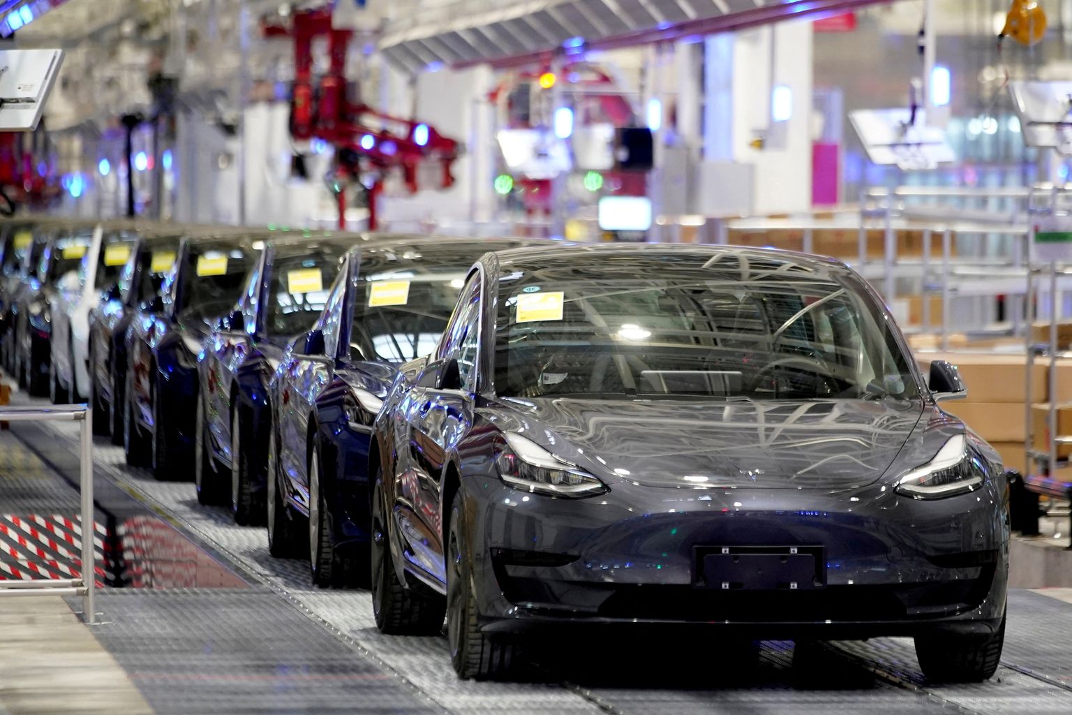 Tesla Model 3 tehasest välja tulemas.