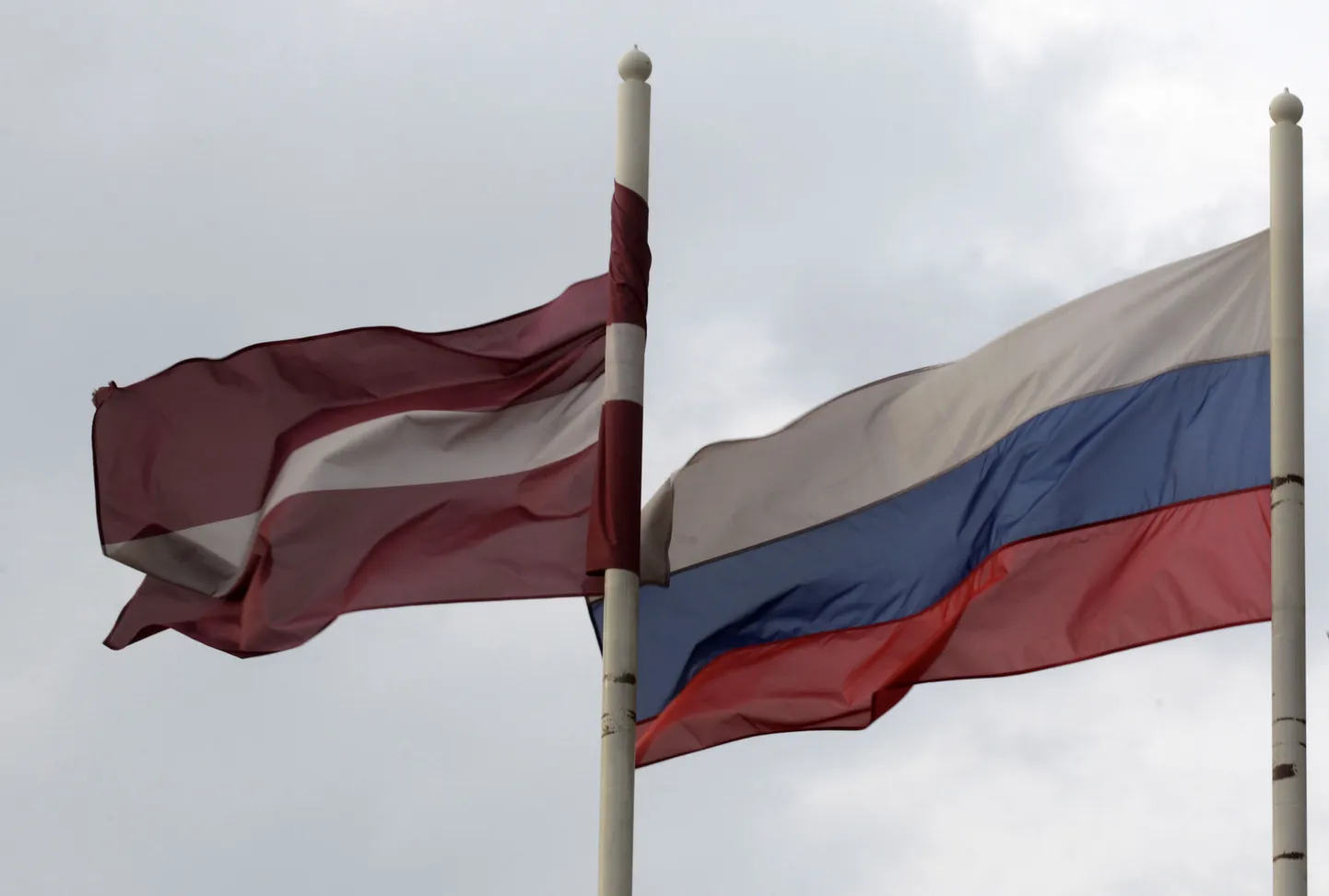 Флаги Латвии и России.