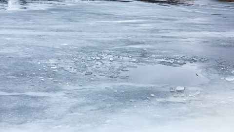 ЧП на реке: человек провалился под лед 
