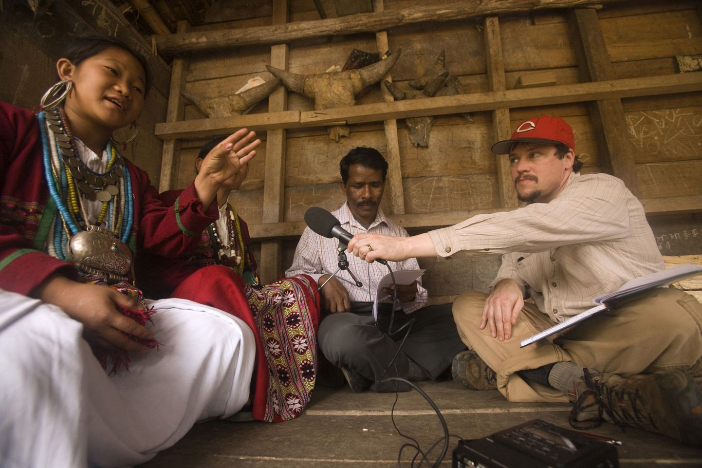 National Geographicu ekspeditsiooni liige Gregory Anderson intervjueerimas koro keelt kõnelevaid kohalikke.