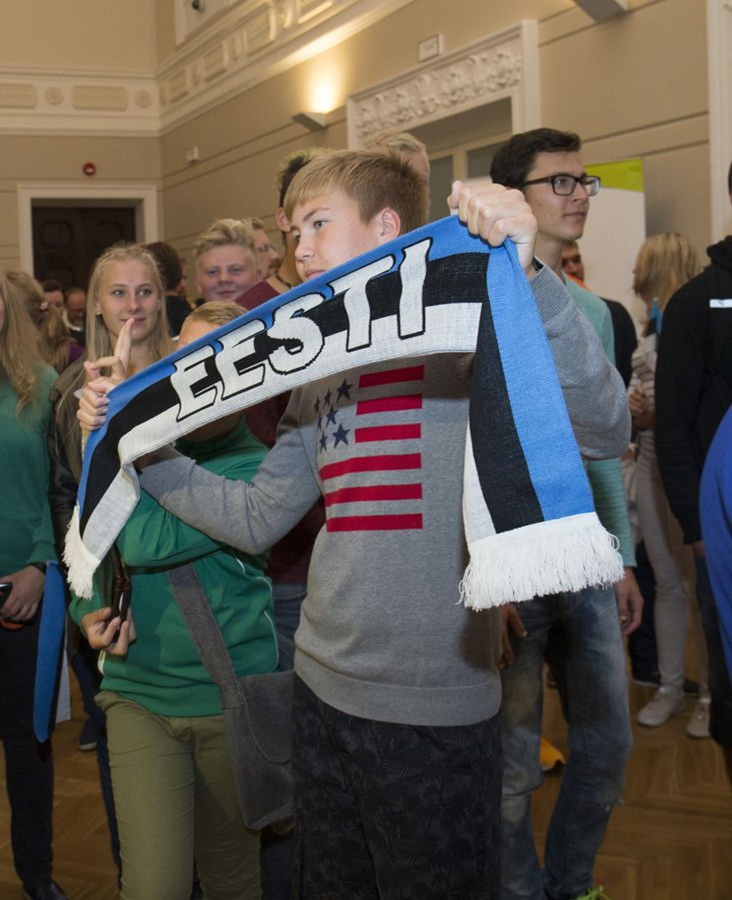 Viljandi sõudeklubi noored võtsid olümpial pronksmedali pälvinud mehed Tallinna lennujaamas uhkelt vastu.
