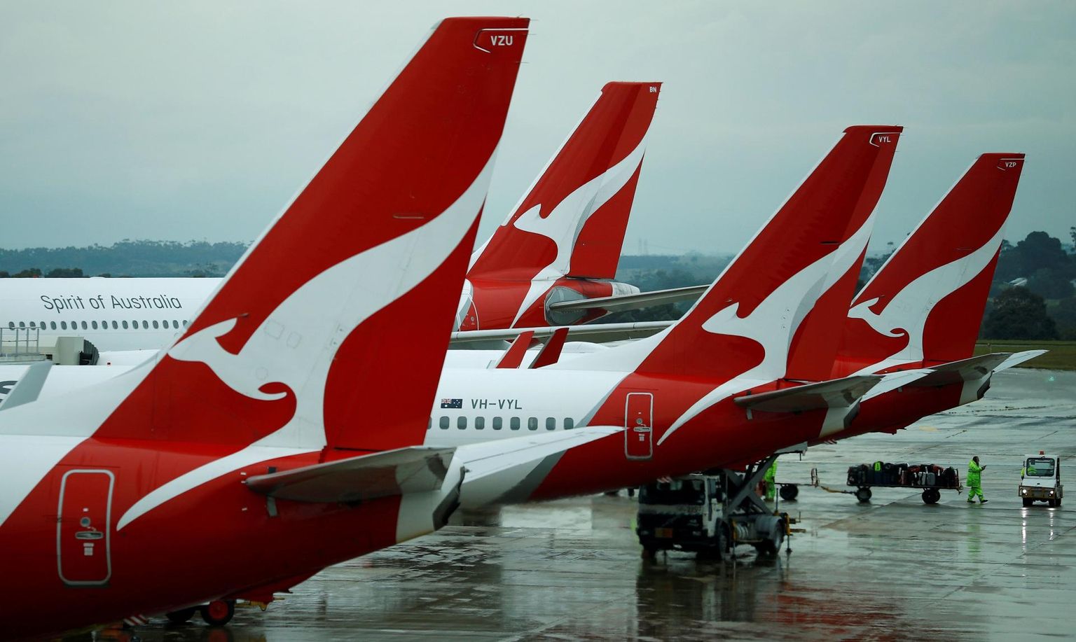 Austraalia tuntuim lennufirma on peatanud peaaegu kõik rahvusvahelised lennud vähemalt oktoobrini. Austraaliasse lendavad veel üksikud Lähis-Ida ja Aasia lennufirmad.