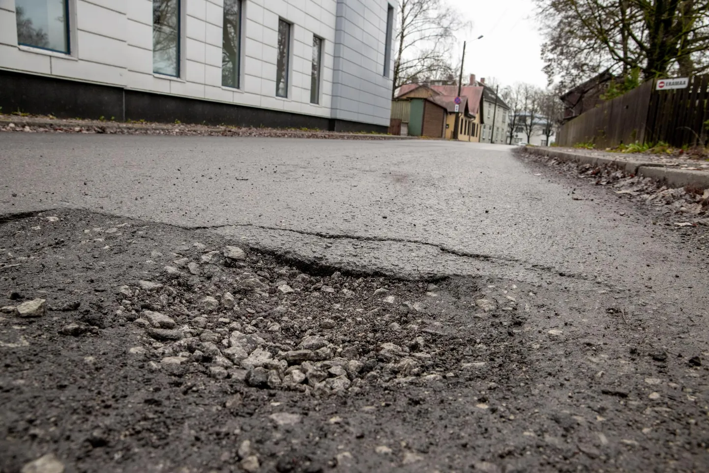 Esialgu täidetakse asfaldiauke talvise asfaltseguga, mis pole sama püsiv kui bituumen või mastiks.