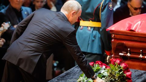 Владимир Путин расплакался у гроба Кобзона (ФОТО)