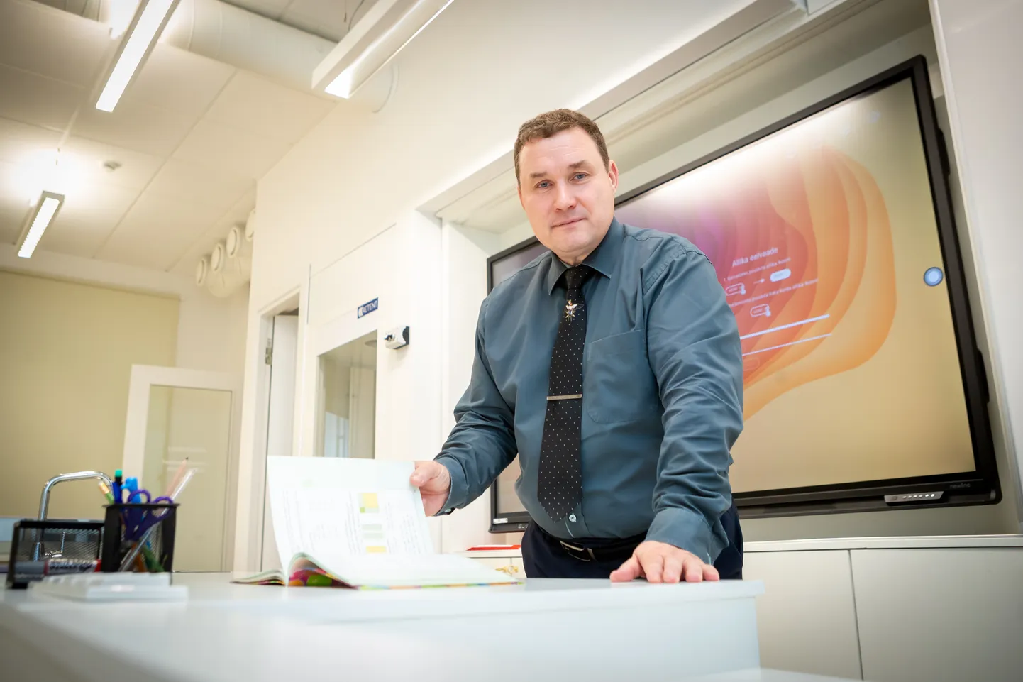 “PRAEGU OTSIME KOLME ÕPETAJAT,” ütleb Kuressaare Hariduse kooli õppejuht 
Marek Schapel, kelle sõnul on uusi pedagooge raske leida.