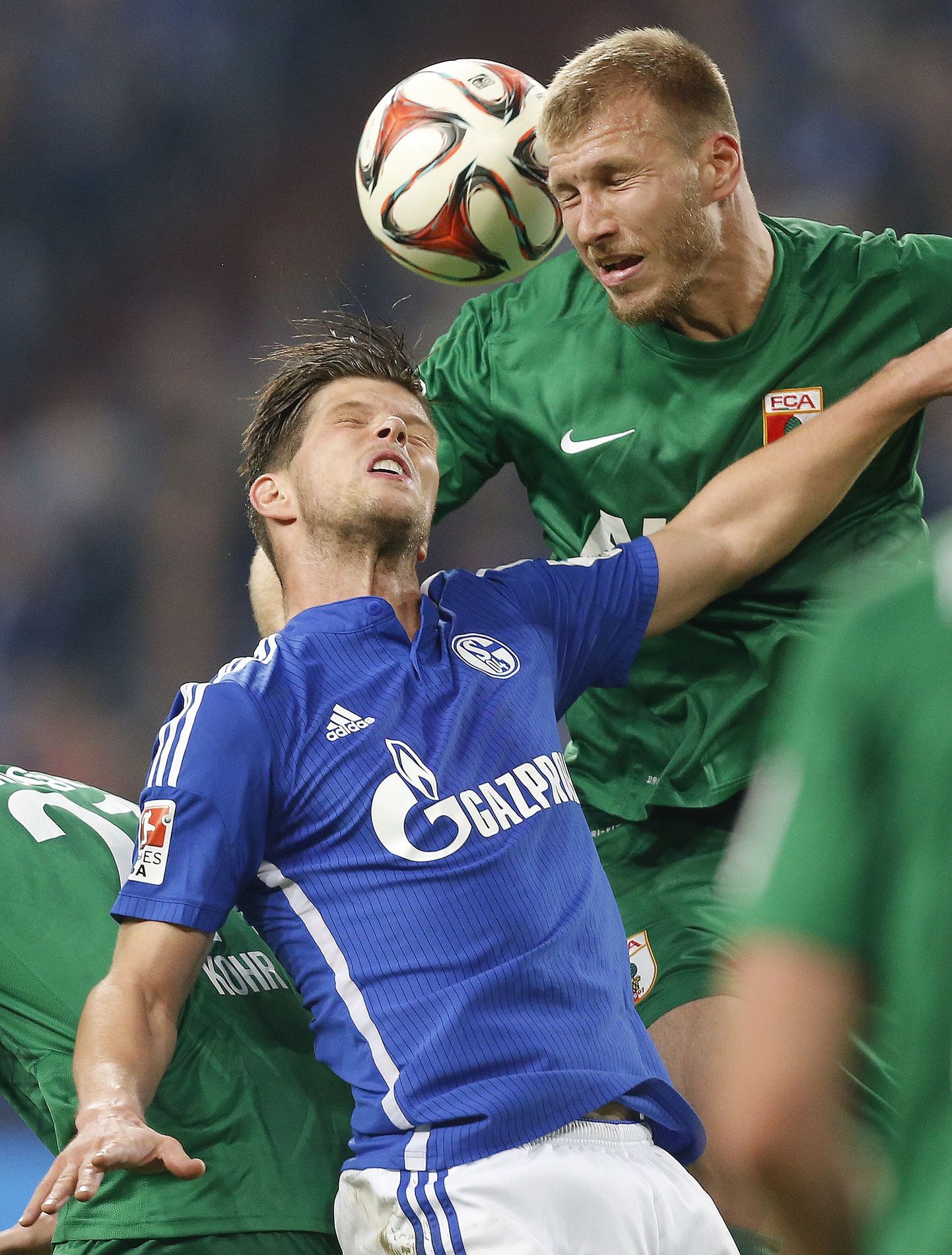 Ragnar Klavan (paremal) heitlemas Schalke ründeässa Klaas Jan Huntelaariga.