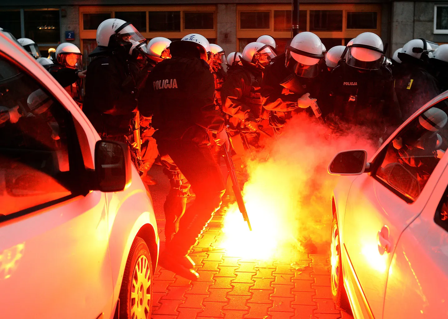 Politseinikud kustutavad tuld Varssavis, kus iseseisvuspäeva tähistamise ajal puhkesid natsionalistide rahutused.