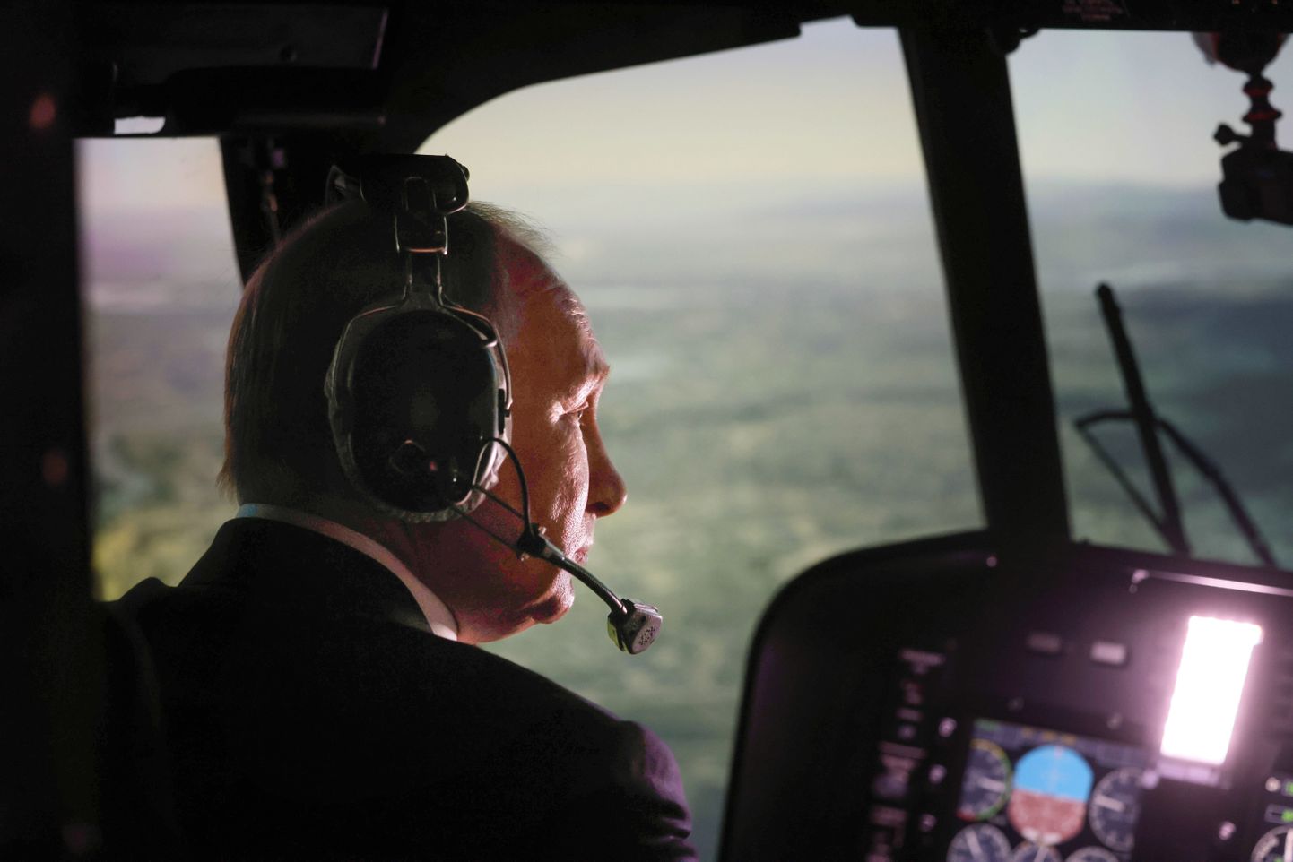 Vene president Vladimir Putin istub lennuakadeemia õppemasinas