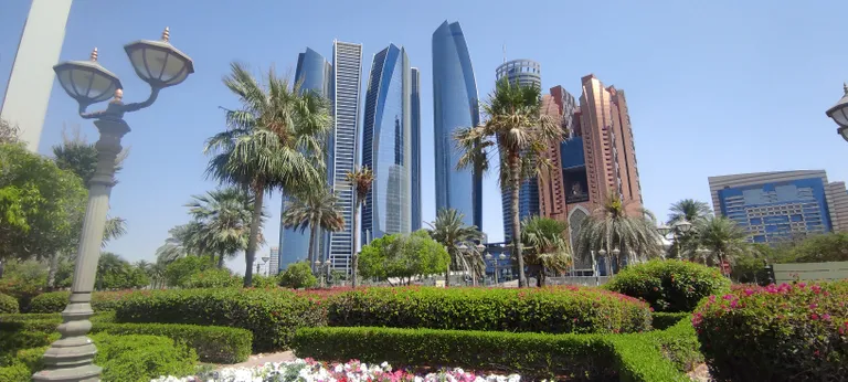 AÜE pealilnna Abu Dhabi maamärgiks on Austraalia arhitektide DBI Design viie torniga Etihad Towers otse seitsme tärni hotelli Emirates Palace vastas. Vaateplatvormilt avaneb panoraamvaade üle ranniku corniche`le ja Araabia lahele.