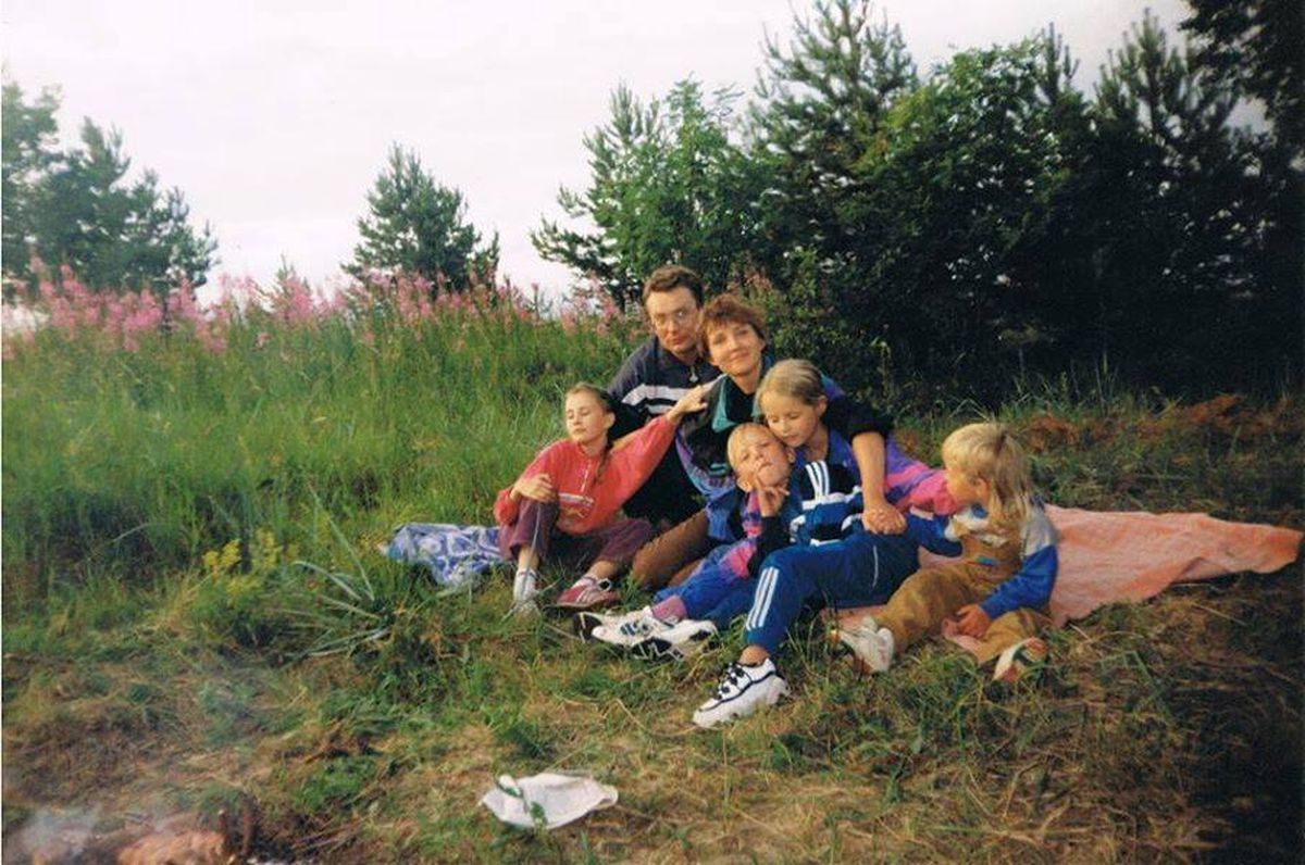 Andra Teede (lilla dressikaga) koos perega