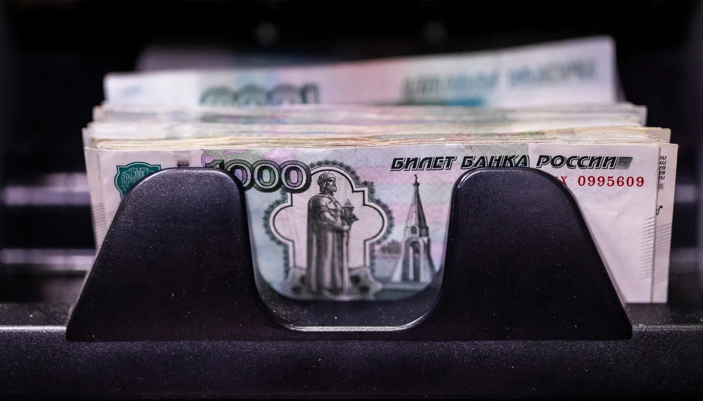 Беспрецедентные государственные военные расходы не только поддержали российскую экономику, но и привели к ее перегреву, говорится в анализе.