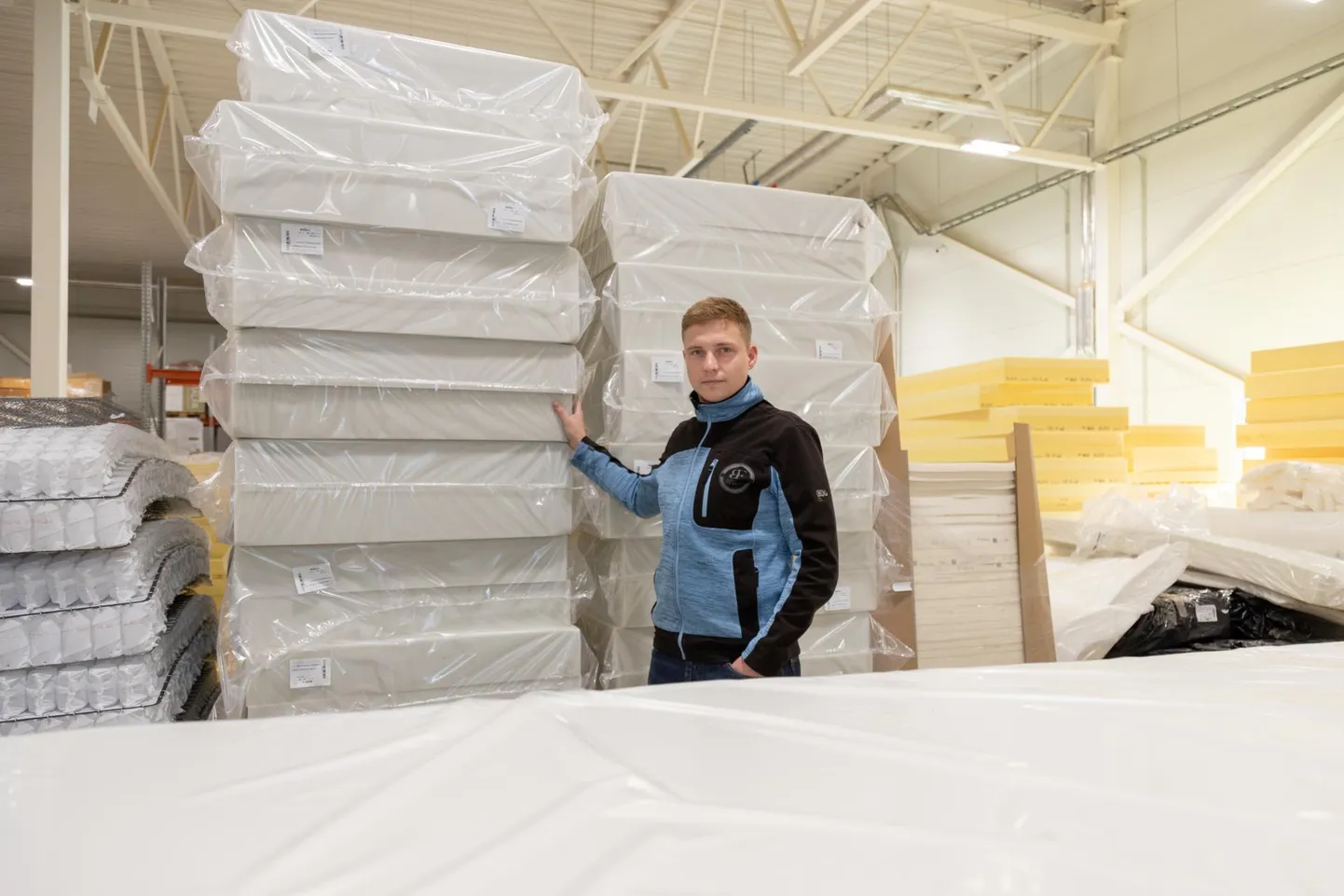 Виднеющиеся за спиной менеджера по производству Bed Factory Sweden Марго Лепика стопки поролона будут использованы для производства мебели в ближайшие недели. Что будет дальше - пока неизвестно.