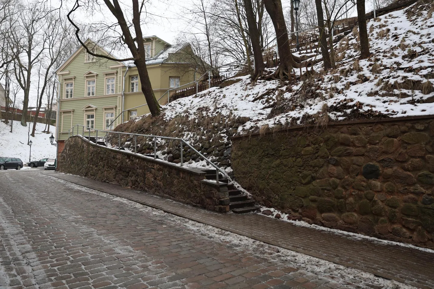 Vallikraavi tänava müüri taastamiseks kulub paar kuud.