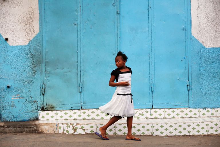 Libeeria. Tüdruk jalutab pealinnas Monrovias suletud kaupluse ees. 