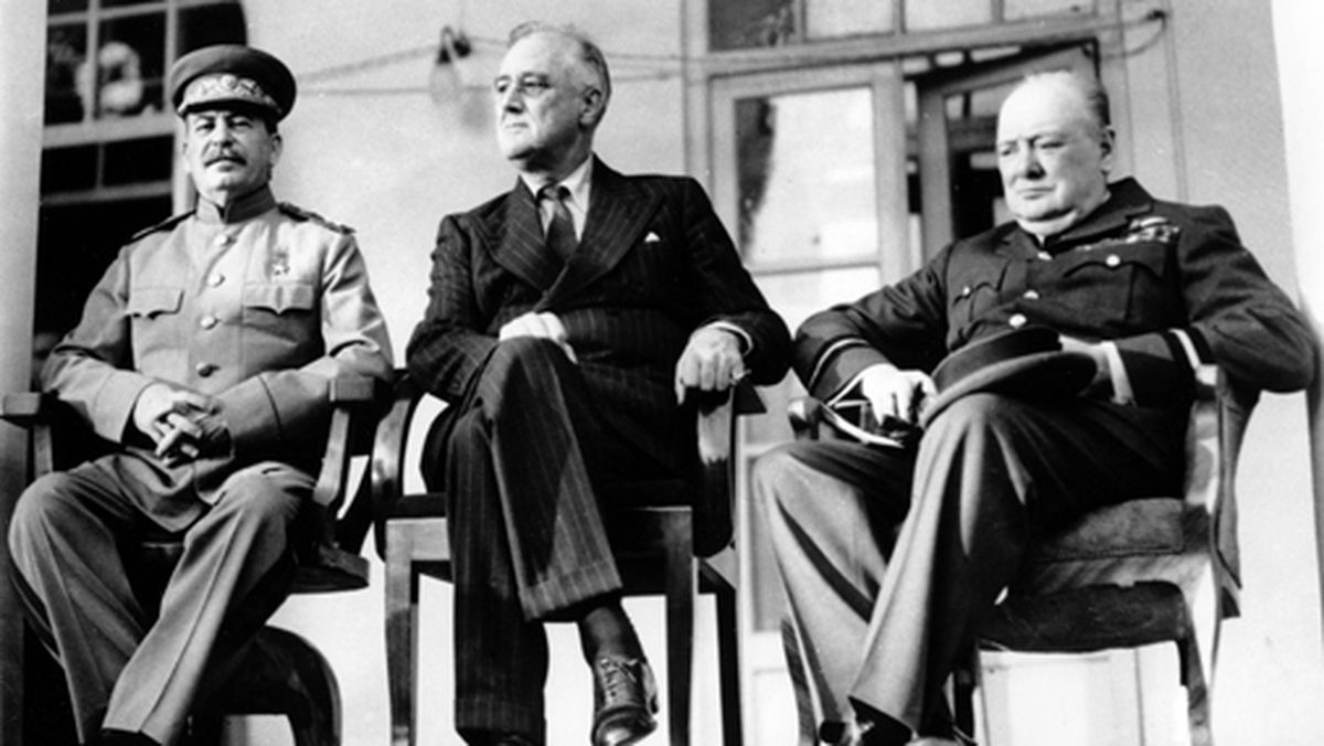 No kreisās: PSRS diktators Josifs Staļins, ASV prezidents Franklins Rūzvelts un Lielbritānijas premjerministrs Vinstons Čērčils 1943. gada 28. novembrī
