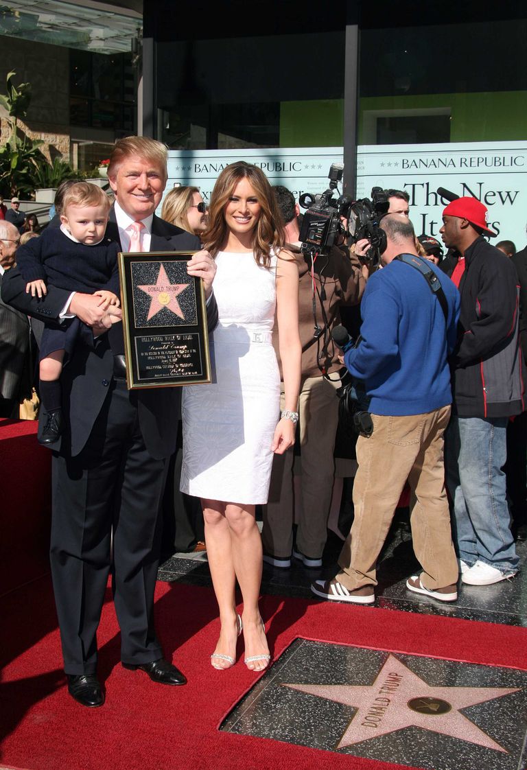 Donald Trump, ta naine Melania ja poeg Barron 2007. aastal tähe avamisel