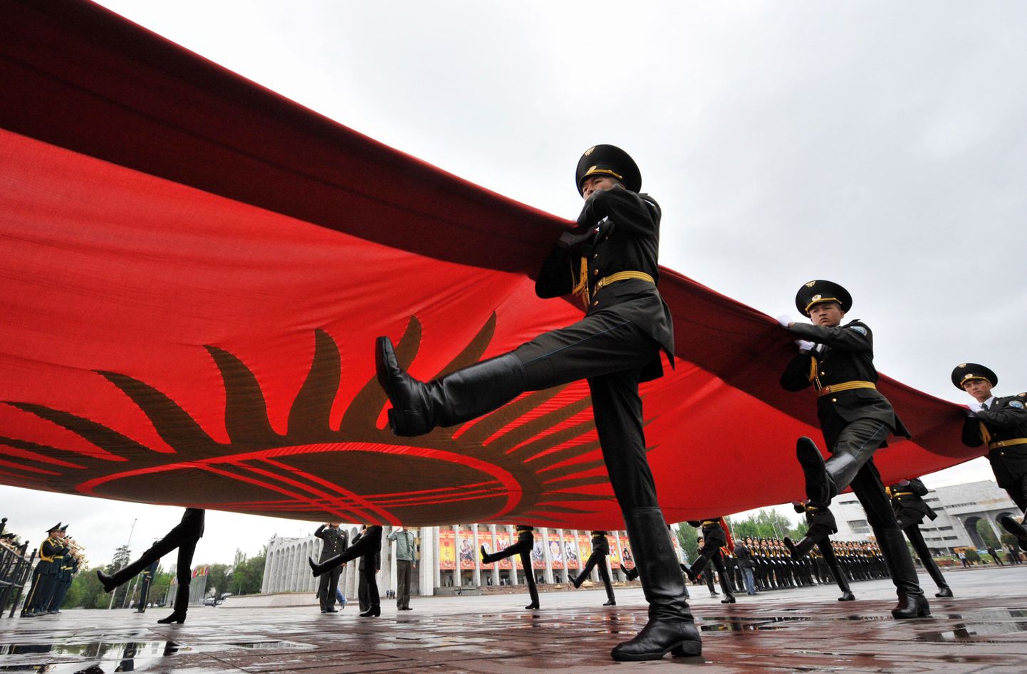 Kõrgõzstani eliitüksuse sõdurid heiskasid Ala-Too väljakule riigilipu 29.aprillil ja seda esimest korda pärast riigipööret. Tavaolukorras toimub see tseremoonia iga päev.