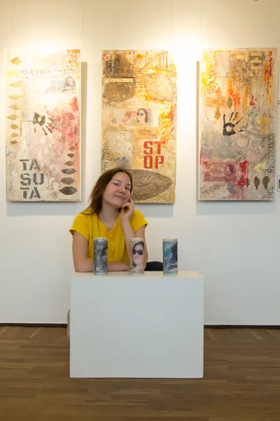 Эвелина Сеймар в качестве выпускной работы подготовила в технике энкаустики триптих "Я не хочу быть бедным!", темой которого, как и подсказывает название, является отношение к деньгам.