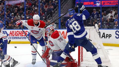 Girgensons demonstrē spēka spēli un palīdz 