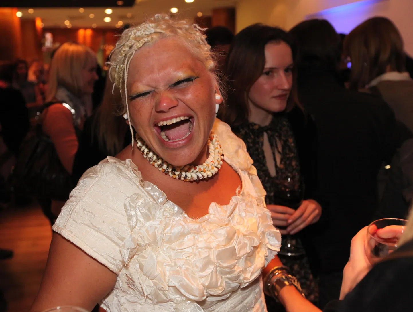 Kadri Kõusaare filmi "Kohtumõistja" meeleolukas afterparty Radissonis.
Kunstnik Pille Neeve, kes esineb ka kunstnikunimede all Billeneeve, bille tuul, willu endelitytar, Sybille Neeve ja Bille Neeve jõudis kohale otse Indiast