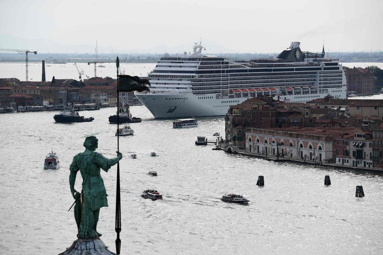 2021. aastal keelas Veneetsia suured kruiisilaevad oma laguunist, lähtuvalt keskkonnaprobleemidest