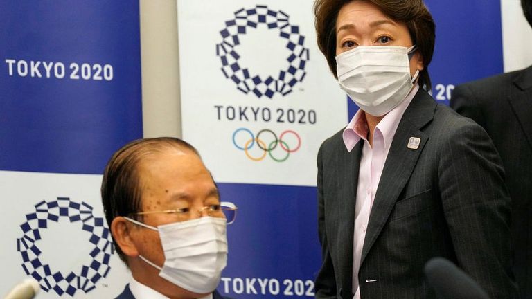 Руководители оргкомитета токийской Олимпиады Тосиро Муто (слева) и Сейко Хасимото обещают следить за числом заражений среди олимпийцев, но снова переносить Игры не хотят