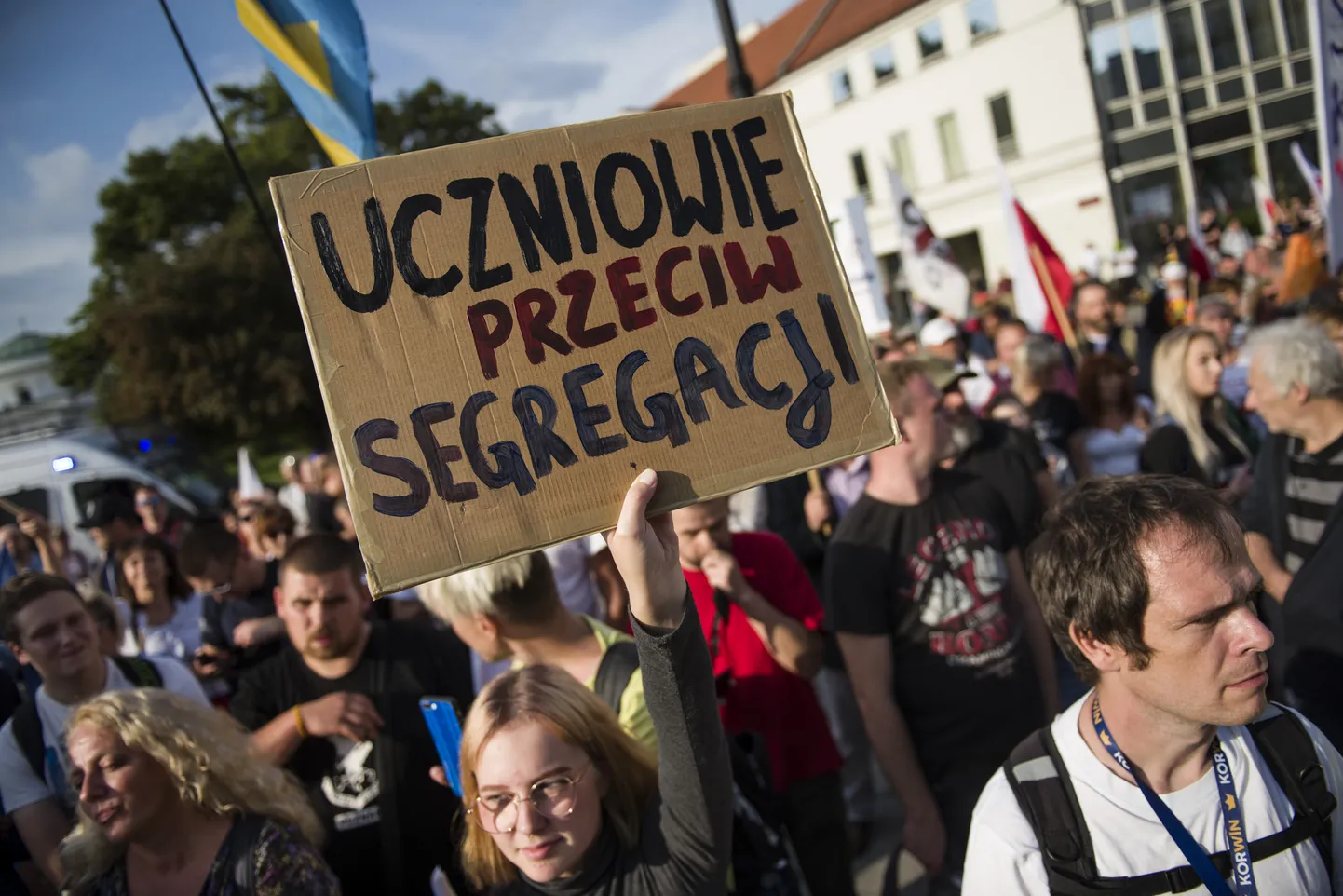 15. septembril Konfederacja korraldatud vaktsineerimisvastane meeleavaldus, milles süüdistati valitsust segregatsioonis läbi vaktsineerimispoliitika. Plakatil on kirjas «Tudengid on segregatsiooni vastu.»